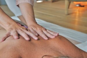 masaż wykonywany przez fizjoterapeutę w domu pacjenta