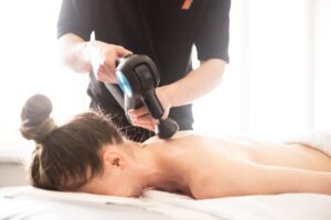 masaż leczniczy wibracyjny wizyta domowa fizjoterapeuty u pacjenta
